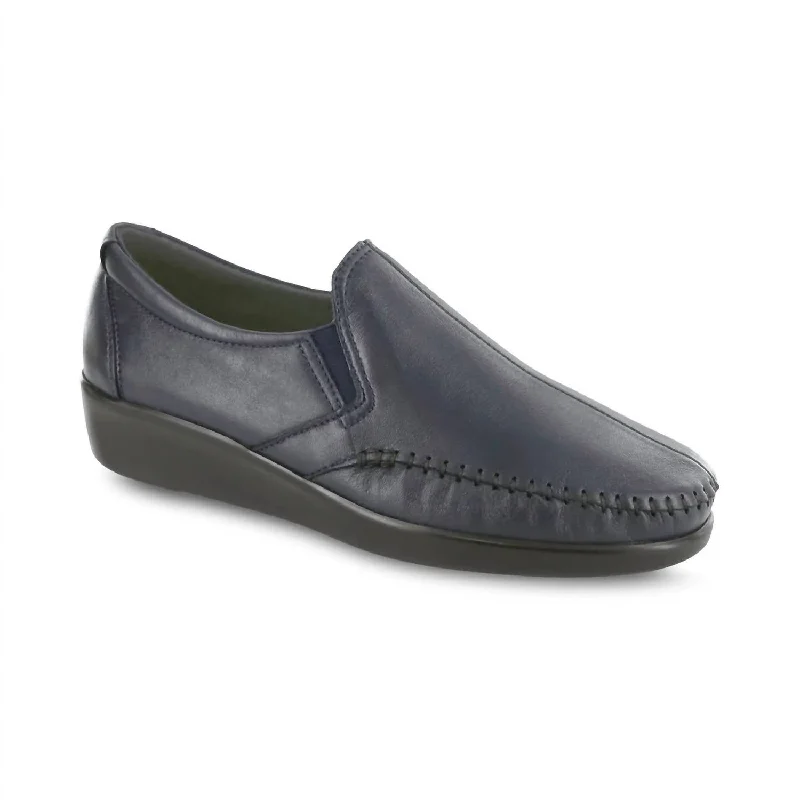 Women's Dream Slip On Loafer - Medium In Navy